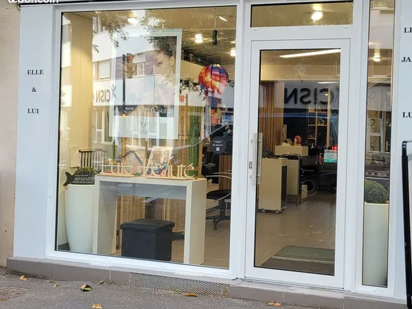 Commerce local avec bail à céder à 24500