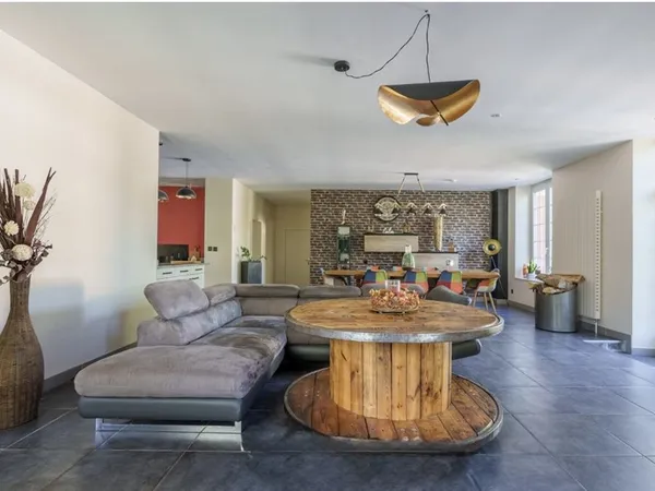 Bien atypique alliant habitation et vie professionnelle
