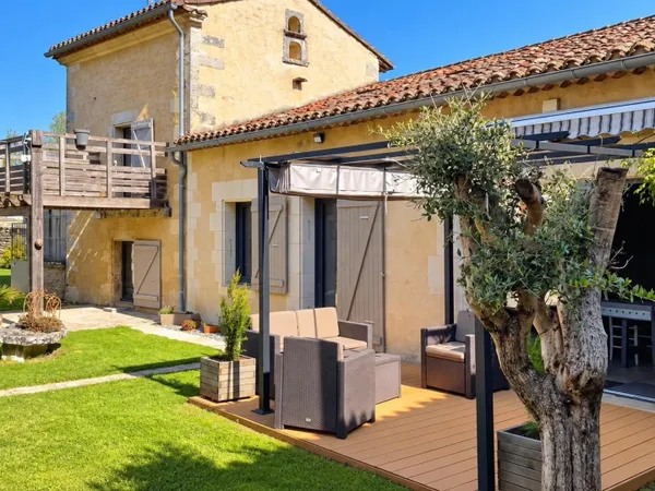 Maison de caractère, gîte, 145 m² de dépendances et piscine