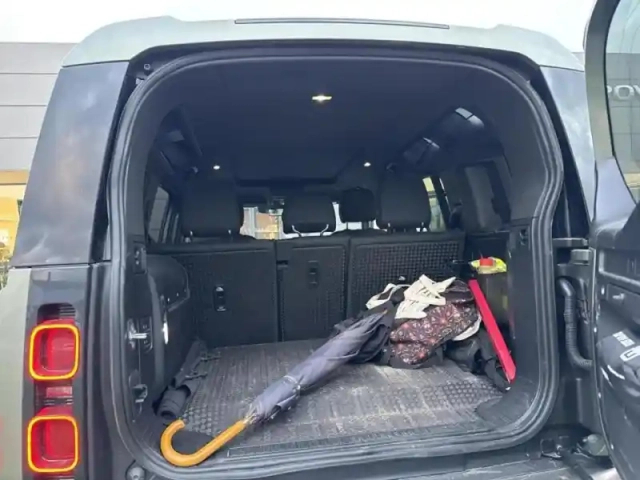 Land Rover Defender 110 2.0 p300e phev x-dynamic se — photo 5