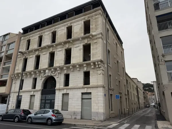 Local de 169 m2 avec une cour de 21 m2, le local est vendu brut, idéal pour profession libérale