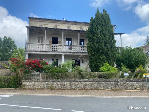 À Vendre 2 maisons attenantes 240m2 libre et 99m2 louée