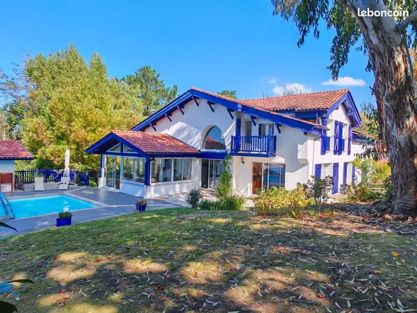 Propriété de 252m2 + MAISON INDÉPENDANTE 3P 52m2 sur un terrain 2123m2 avec PISCINE Garage, carport 