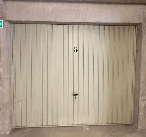 GARAGE FERME A 2 pas gare Viotte