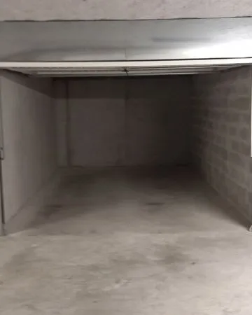 Garage fermé à louer