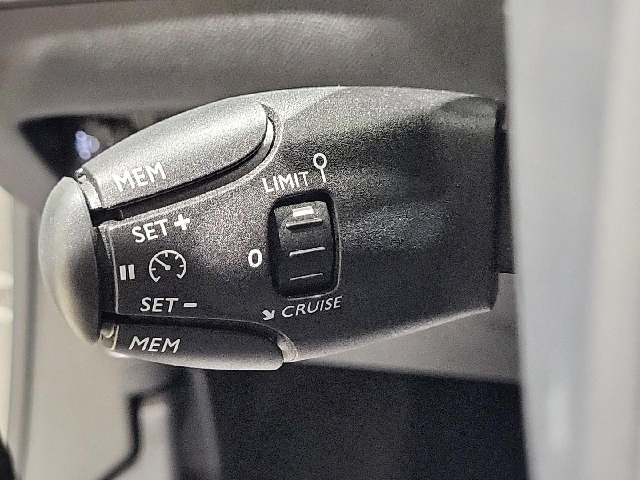 Peugeot 2008 hybrid 145 e-dcs6 allure — photo 22