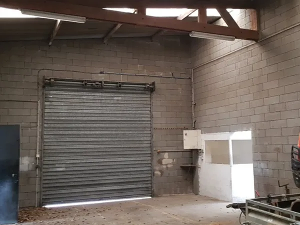 Garage 72 m2 avec grandes portes