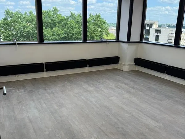 Bureaux rénovés et climatisés de 12 à 200m² au pied du métro "LES JUILLIOTTES"