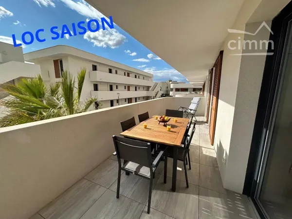 Appartement dans résidence vue sur la piscine à 400 m de la plage.