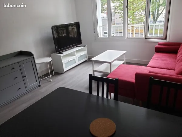 CHAMBRE dans appartement en colocation FEMININE meublée proche Facs de Sciences et ISEN