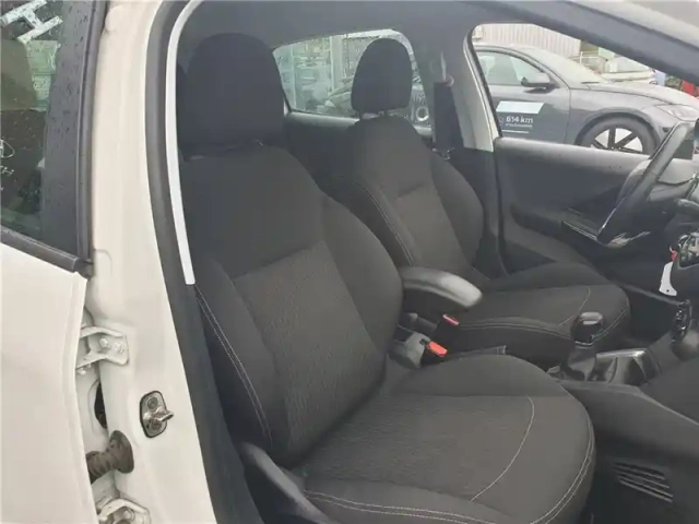 Peugeot 208 puretech 82ch s&amp;s bvm5 — photo 12