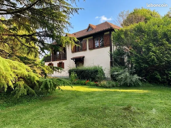 Maison de campagne avec grand jardin et grange