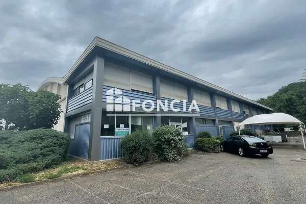 Local 1 pièce 472 m²