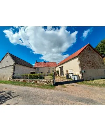 Ancien corps de ferme en U sur 5900m2