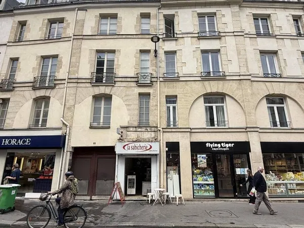Bureau 1 pièce 146 m²