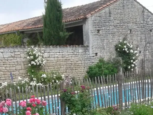 Vends maison de charme de 200m²avec piscine et jardin entre Angoulême et Cognac - 4 chambres, Val-d'