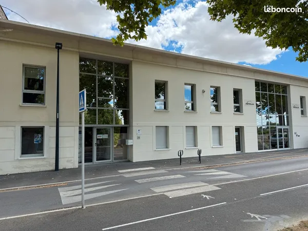 BUREAUX DE STANDING À LOUER - 37 m² - FACE À LA VIENNE - CHÂTELLERAULT