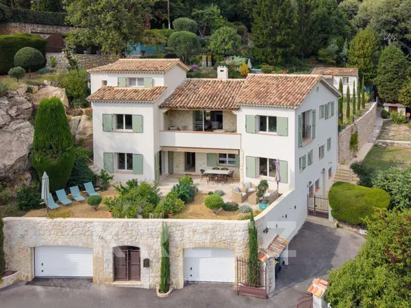 Vence - Villa rénovée 5 chambres, vue mer, appartement indépendant et 3 000 m² de jardin