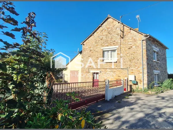 Maison à rénover avec dépendances et jardin.