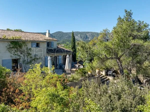 Sublime propriété avec vues spectaculaires sur le Luberon.