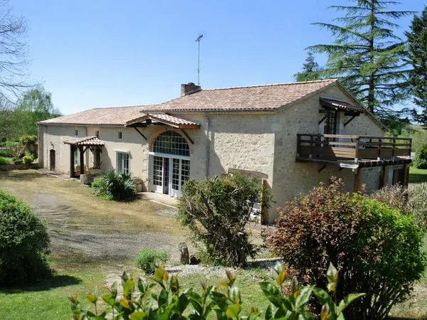 Bel ensemble immobilier avec 3 logements et deux piscines