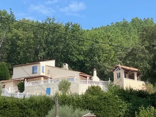 Belle villa 154m² sur 2100m² de terrain avec vue dominante / piscine / terrasses / Studio indépendan