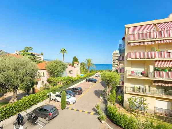 MAGNIFIQUE STUDIO AVEC COIN NUIT, PARKING, BEL APERÇU MER ET