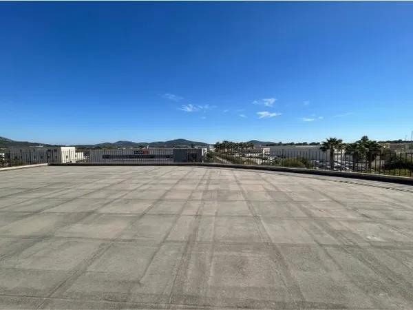 LOCAL COMMERCIAL 353 m2 + TERRASSE 222 m2 - LA FARLEDE