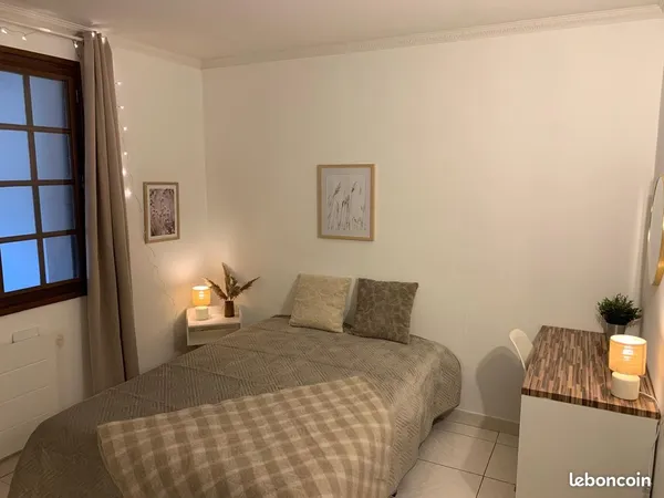 Chambre à louer dans grande villa