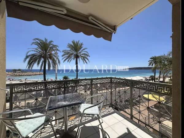 En exclusivité deux pièces à vendre avec terrasse et splendide vue mer, dans immeuble face aux plage