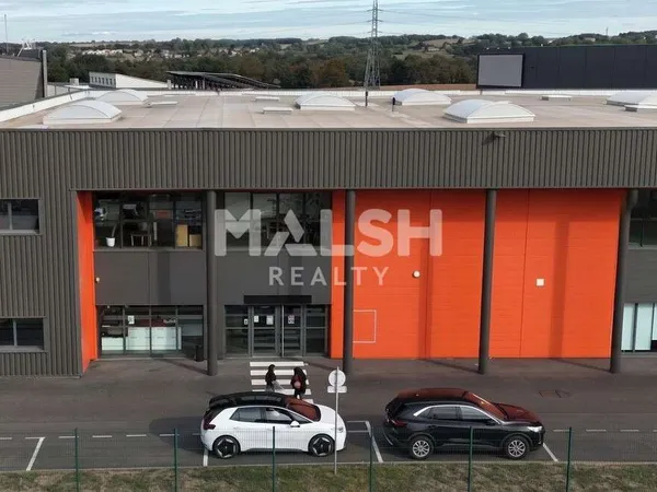Local d'activités avec bureaux / showroom à ARNAS