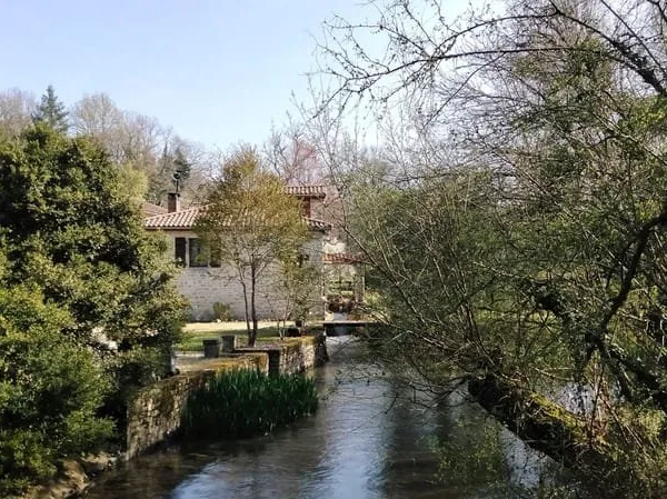 Ancien Moulin, Bord de Rivière, Grange, Charente Ancien Moulin, Bord de Rivière, Grange, Charente