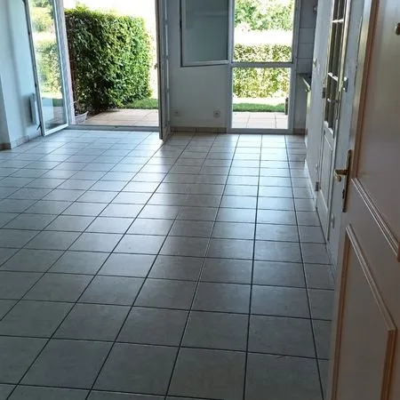 Appartement , a Beaune, bien situé , sécurisé avec piscine, sens vis à vis