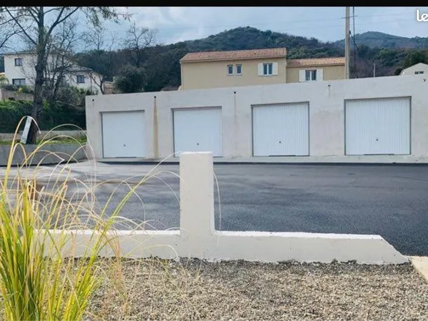 Garage dans propriété sécurisée