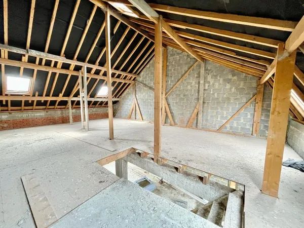 IMMEUBLE DE RAPPORT - Local commercial + 3 plateaux nus