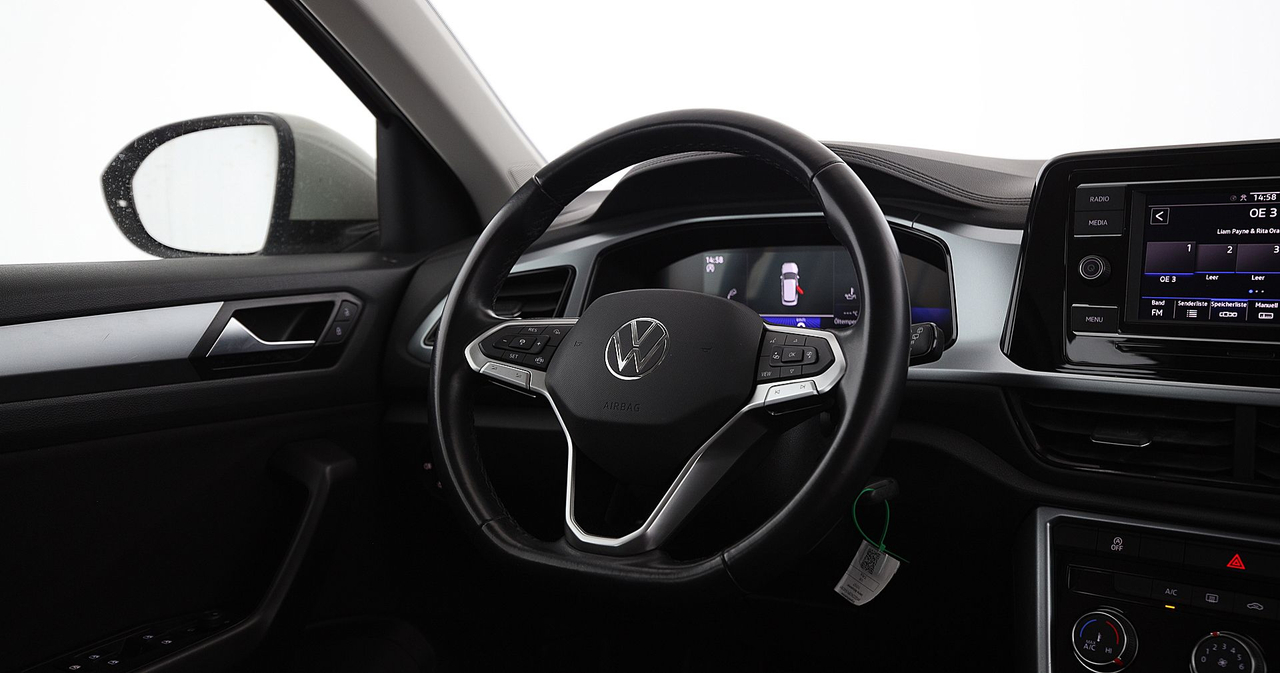 Volkswagen T-Roc — photo 17