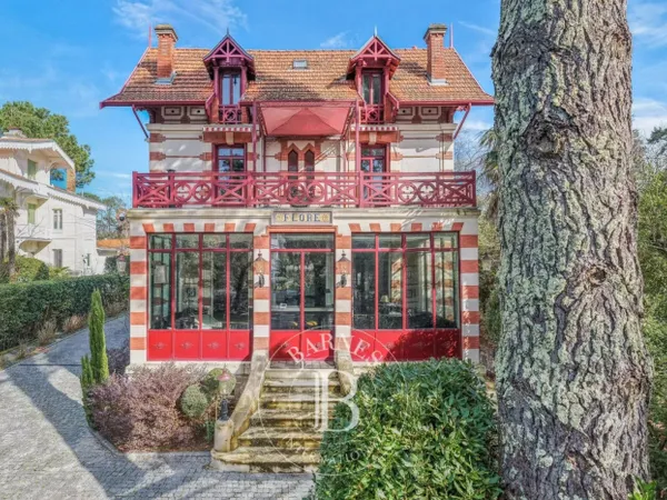 SOMPTUEUSE VILLA HISTORIQUE RÉNOVÉE AVEC PISCINE EN VILLE D'HIVE