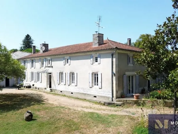 Propriété De Trois Logements Avec Dépendances