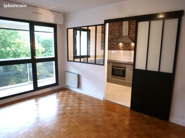 Grand T2 rénové 46 m² avec Loggia 8 m² - Plein Sud, Vue Forêt, Garage & Cave