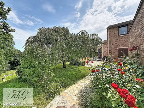 Maison 8 pièces 261 m²