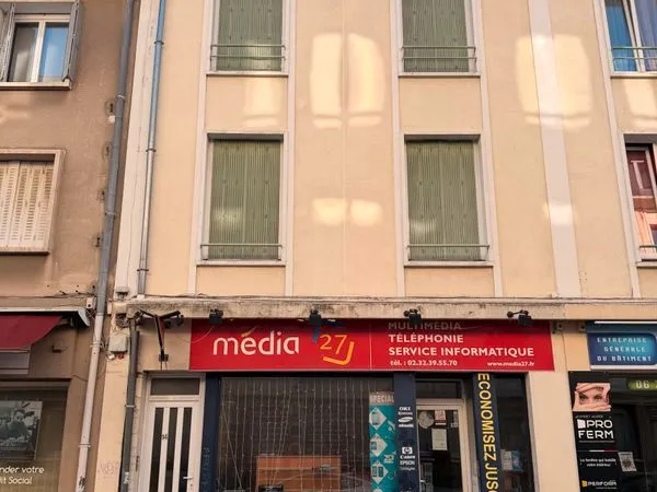 Local commercial 32 m² - vitrine 5 m - centre Évreux - 545 CC