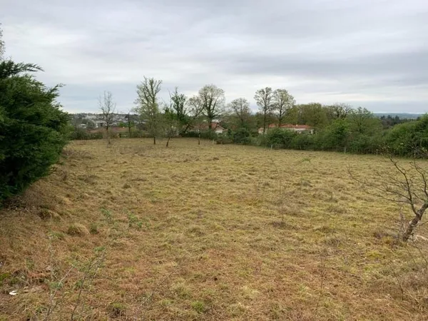 Terrain 3277 M² constructible, plat, a 4km du centre de Gramat