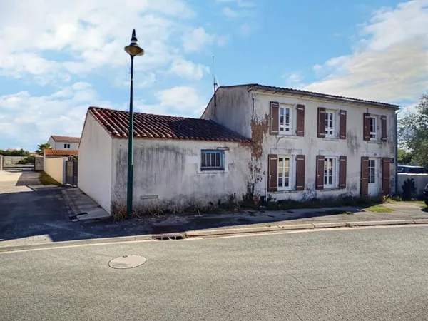 17230 - LONGEVES - Maison 3 Chambres 5 Pièces 120 m2 environ -