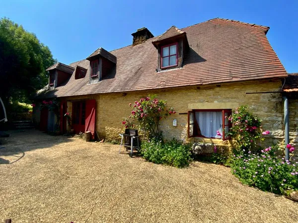 Authentique maison de campagne en pierre dans un hameau