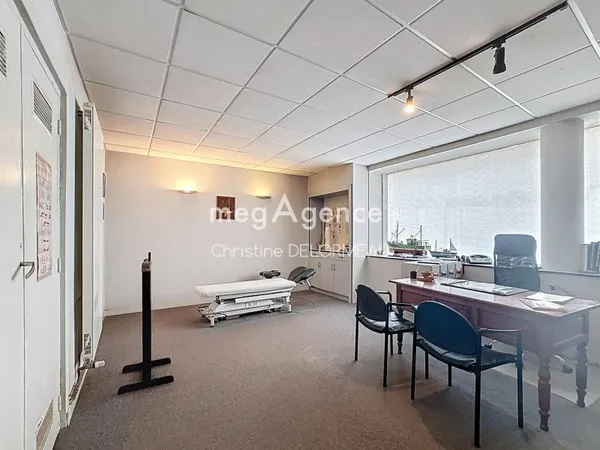 Local commercial 2P 42 m2 en angle de rue passante avec grande vitrine