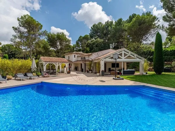 Villa 10 pièces 360 m²