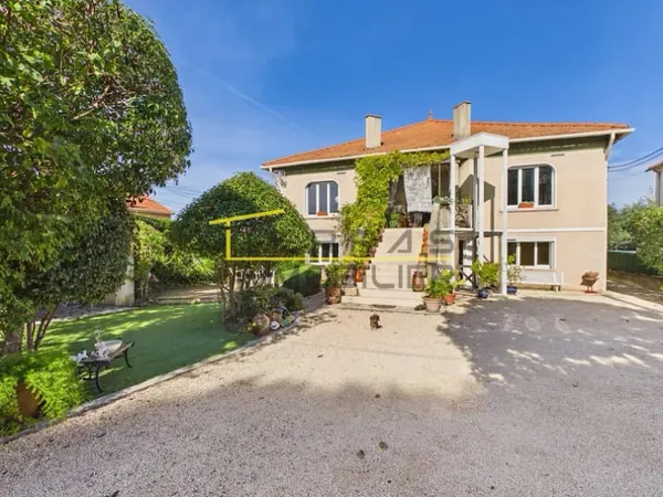 Maison 10 pièces 300 m²