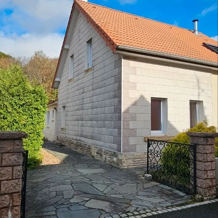 Maison mitoyenne avec jardin et dépendance