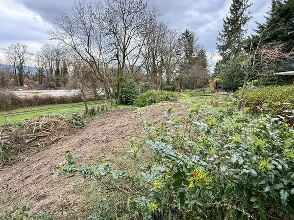 CHEVRY 01170 COEUR DU VILLAGE Terrain constructible 503 m2 entièrement viabilisé Projet villa indivi