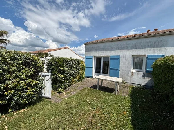 Logement situé dans une résidence avec piscine